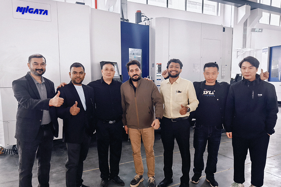 Foto bersama dengan para tamu