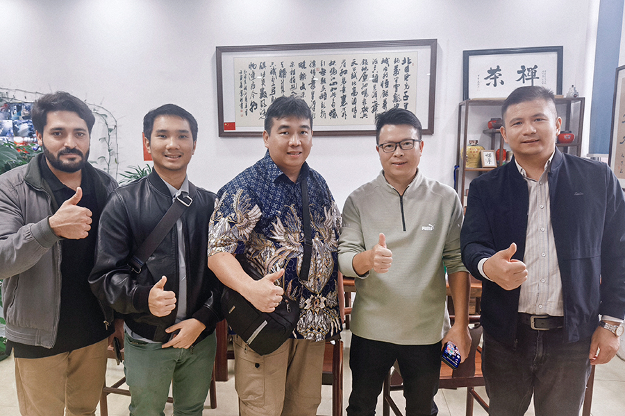 Foto bersama dengan para tamu